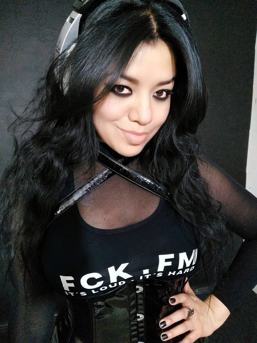 Happy Thursday, gang! 🖤💜
What’s on your today’s playlist? 🎧🎸🤘