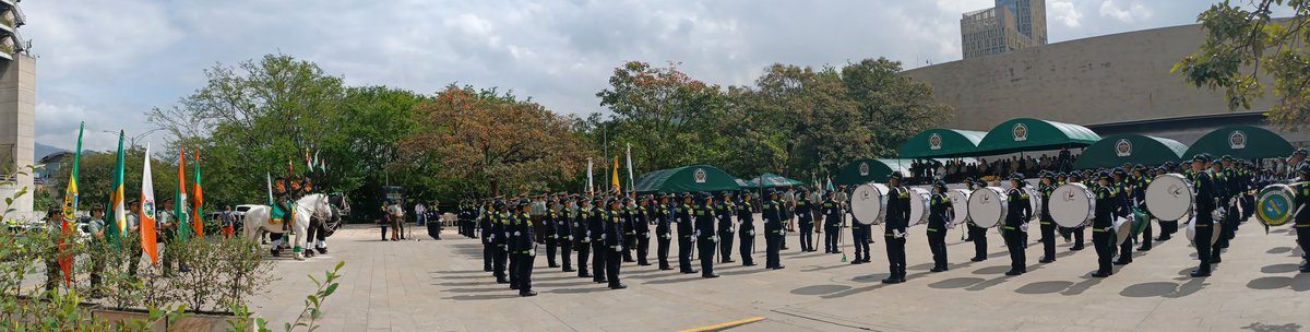 Por invitación del Grupo de #DDHH de la <a href="/PoliciaMedellin/">Policía Metropolitana del Valle de Aburrá</a>, nuestro equipo acompañó la transmisión de mando realizada el día de hoy del Comandante de la Región 6 <a href="/Policiantioquia/">Departamento de Policía Antioquia</a> y el comandante de la <a href="/PoliciaMedellin/">Policía Metropolitana del Valle de Aburrá</a>.
Cómo siempre acompañaremos su gestión con control y legalidad.