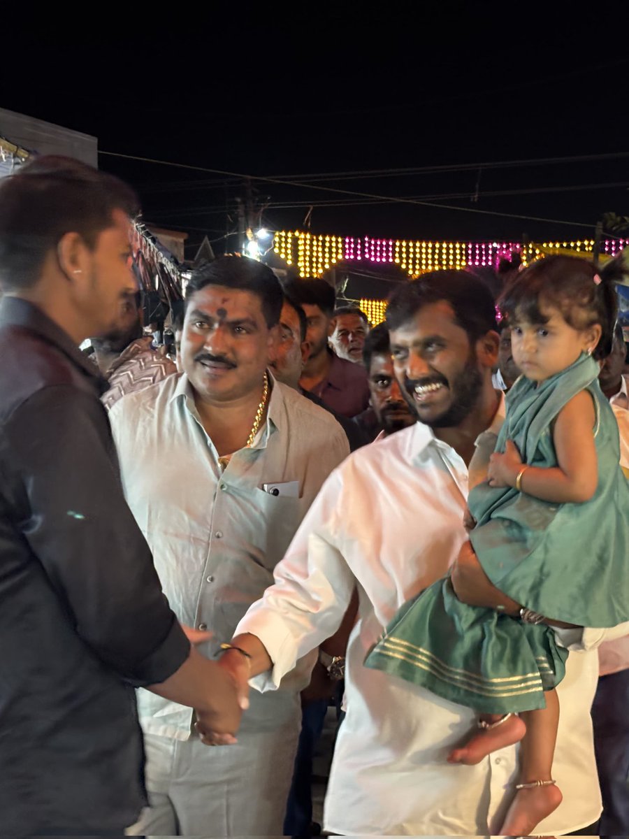 gdharishgowda's tweet photo. ನಮ್ಮ ಸ್ವಗ್ರಾಮವಾದ ಮೈಸೂರು ತಾಲೂಕಿನ ಗುಂಗ್ರಾಲ್ ಛತ್ರದಲ್ಲಿ ನಿನ್ನೆ ಜರುಗಿದ ಶ್ರೀ ಲಕ್ಷ್ಮೀದೇವಿ ಜಾತ್ರಾ ಮಹೋತ್ಸವದಲ್ಲಿ ಸಕುಟುಂಬ ಸಮೇತ ಭಾಗವಹಿಸಿ ಸಂಭ್ರಮಾಚರಣೆಯನ್ನು ಕಣ್ತುಂಬಿಕೊಂಡ ಕ್ಷಣಗಳು.
#VarshaHarishgowda #gdharishgowda #hunsurdevelopment #gdhforhunsur #hometown https://t.co/0m68FnFuEg
