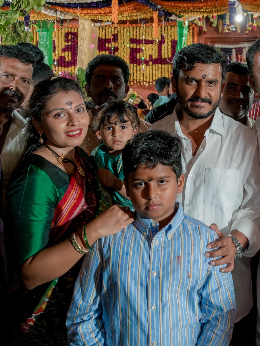 gdharishgowda's tweet photo. ನಮ್ಮ ಸ್ವಗ್ರಾಮವಾದ ಮೈಸೂರು ತಾಲೂಕಿನ ಗುಂಗ್ರಾಲ್ ಛತ್ರದಲ್ಲಿ ನಿನ್ನೆ ಜರುಗಿದ ಶ್ರೀ ಲಕ್ಷ್ಮೀದೇವಿ ಜಾತ್ರಾ ಮಹೋತ್ಸವದಲ್ಲಿ ಸಕುಟುಂಬ ಸಮೇತ ಭಾಗವಹಿಸಿ ಸಂಭ್ರಮಾಚರಣೆಯನ್ನು ಕಣ್ತುಂಬಿಕೊಂಡ ಕ್ಷಣಗಳು.
#VarshaHarishgowda #gdharishgowda #hunsurdevelopment #gdhforhunsur #hometown https://t.co/0m68FnFuEg