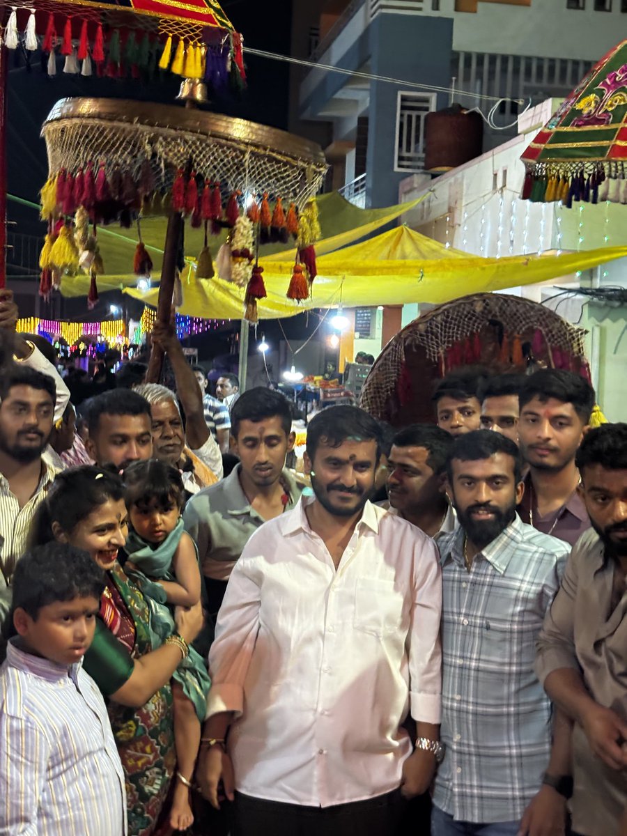 gdharishgowda's tweet photo. ನಮ್ಮ ಸ್ವಗ್ರಾಮವಾದ ಮೈಸೂರು ತಾಲೂಕಿನ ಗುಂಗ್ರಾಲ್ ಛತ್ರದಲ್ಲಿ ನಿನ್ನೆ ಜರುಗಿದ ಶ್ರೀ ಲಕ್ಷ್ಮೀದೇವಿ ಜಾತ್ರಾ ಮಹೋತ್ಸವದಲ್ಲಿ ಸಕುಟುಂಬ ಸಮೇತ ಭಾಗವಹಿಸಿ ಸಂಭ್ರಮಾಚರಣೆಯನ್ನು ಕಣ್ತುಂಬಿಕೊಂಡ ಕ್ಷಣಗಳು.
#VarshaHarishgowda #gdharishgowda #hunsurdevelopment #gdhforhunsur #hometown https://t.co/0m68FnFuEg