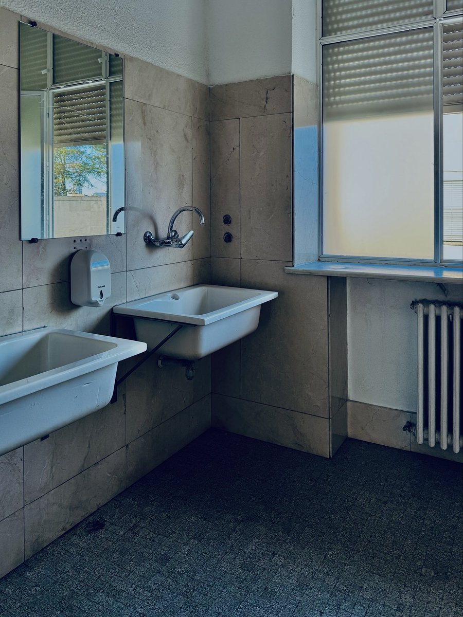 Creo que, aunque en el 92 las cosas hubieran sido como yo entonces pretendía y hubiese acabado aquí en #Arquitectura y no en #Matemáticas, la cosa probablemente hoy sería parecida… andaría haciendo #fotos.

#VeoFotogénicosHastaLosBaños