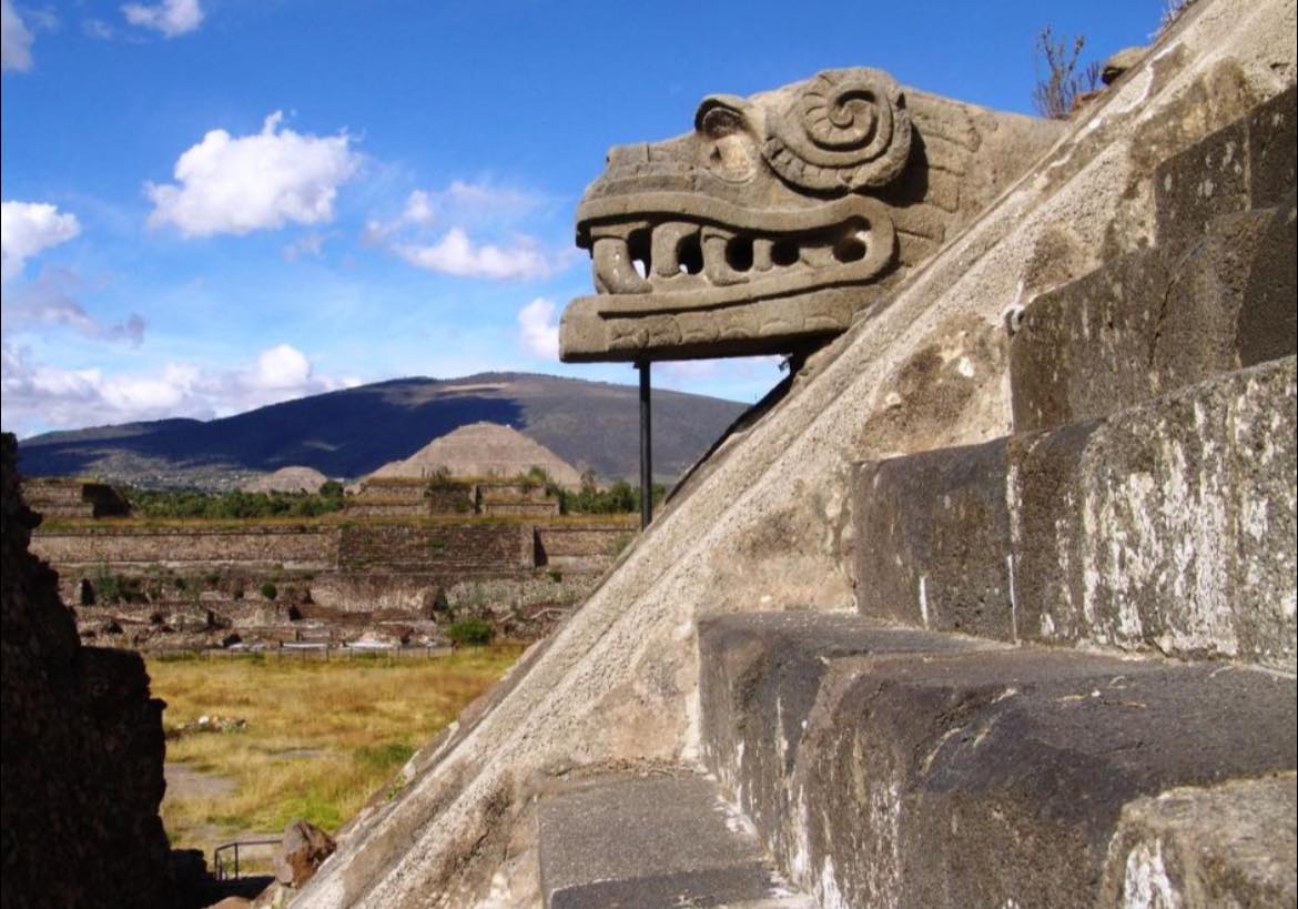 SECTUR_mx's tweet photo. ¿Cuántos años tardaron en construir la pirámide del Sol en Teotihuacán? 📅

Una de las construcciones emblemáticas de la Ciudad Prehispánica de Teotihuacán resguarda un impresionante secreto, en 1986 se hizo un estudio para estimar el tiempo de construcción de esta gran pirámide, se concluyó que considerando que la hubieran realizado entre 12,000 y 14,000 personas trabajando 10 horas diarias, debieron tardar aproximadamente 139 años. 😱

😍 Visita esta zona arqueológica emblemática de México, cuya cultura tuvo influencia por más de nueve siglos en distintas regiones del país debido a su arquitectura y comercialización de cerámica, algodón, plumas, joyas, frutas y más.