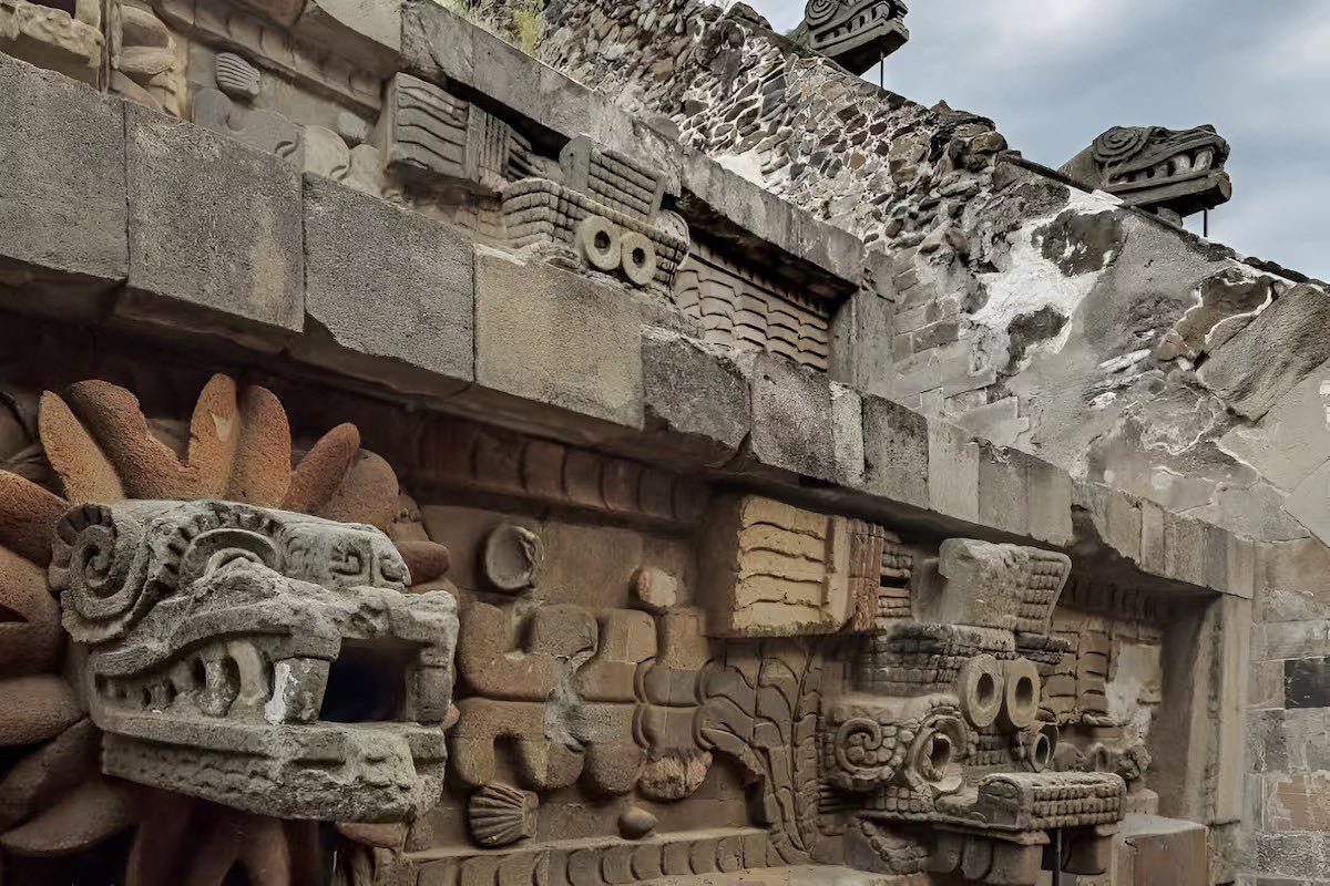 SECTUR_mx's tweet photo. ¿Cuántos años tardaron en construir la pirámide del Sol en Teotihuacán? 📅

Una de las construcciones emblemáticas de la Ciudad Prehispánica de Teotihuacán resguarda un impresionante secreto, en 1986 se hizo un estudio para estimar el tiempo de construcción de esta gran pirámide, se concluyó que considerando que la hubieran realizado entre 12,000 y 14,000 personas trabajando 10 horas diarias, debieron tardar aproximadamente 139 años. 😱

😍 Visita esta zona arqueológica emblemática de México, cuya cultura tuvo influencia por más de nueve siglos en distintas regiones del país debido a su arquitectura y comercialización de cerámica, algodón, plumas, joyas, frutas y más.