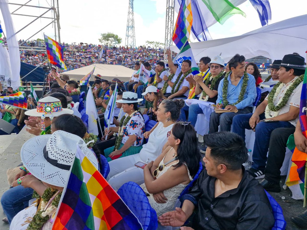 evoespueblo's tweet photo. Nunca me fui del país, siempre estuve luchando con mi pueblo, aunque aquejado por una grave enfermedad, a pesar de algunos medios de comunicación y periodistas sin ética, que se encargan de calumniar, de difamar y mentir. 

Quiero decir a mi pueblo unido, solidario y luchador que no me iré, seguiré luchando hasta el último día de mi vida, para devolverle a mi amada Bolivia, una verdadera democracia, institucionalidad y una justicia al servicio de las mayorías nacionales, no sometidas al poder, al dinero y a los intereses extranjeros.

Viviremos y venceremos,
viviremos y lucharemos para salvar Bolivia.

 Que vida el Estado Plurinacional de #Bolivia