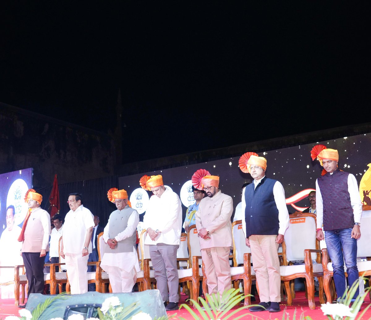 मुख्यमंत्री देवेंद्र फडणवीस यांनी आग्रा किल्ला, उत्तर प्रदेश येथे 'शिवजन्मोत्सव संपूर्ण भारतवर्ष का 2026' कार्यक्रमामध्ये माजी उपमुख्यमंत्री स्व. अजित पवार यांना श्रद्धांजली अर्पण केली.

<a href="/Dev_Fadnavis/">Devendra Fadnavis</a>
#Maharashtra #Agra #DevendraFadnavis #ChhatrapatiShivajiMaharajJayanti