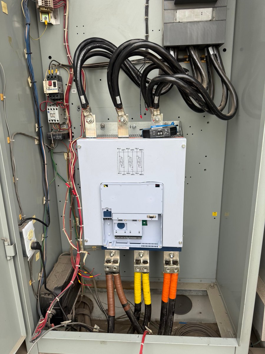 RSCSNh3's tweet photo. RSCS Yuma making room for the upgrade—500 HP soft starter replacement 
#RSCS #MRC #IndustrialRefrigeration #Rigging #YumaAZ https://t.co/XmqN34HrtL