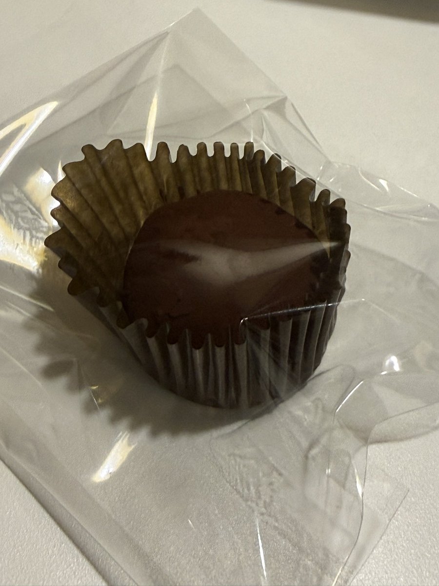 我的韓國Day 1就已經吃了두쫀쿠😏
感謝韓國朋幫我在晚上一堆店要關門了還有找到(￣∇￣)

真的一入境就瘋狂看到這個品項在各個甜點店咖啡店
不會說吃不懂 但就是口感很特別
吃了覺得蠻有能量的畢竟是個熱量炸彈🤩