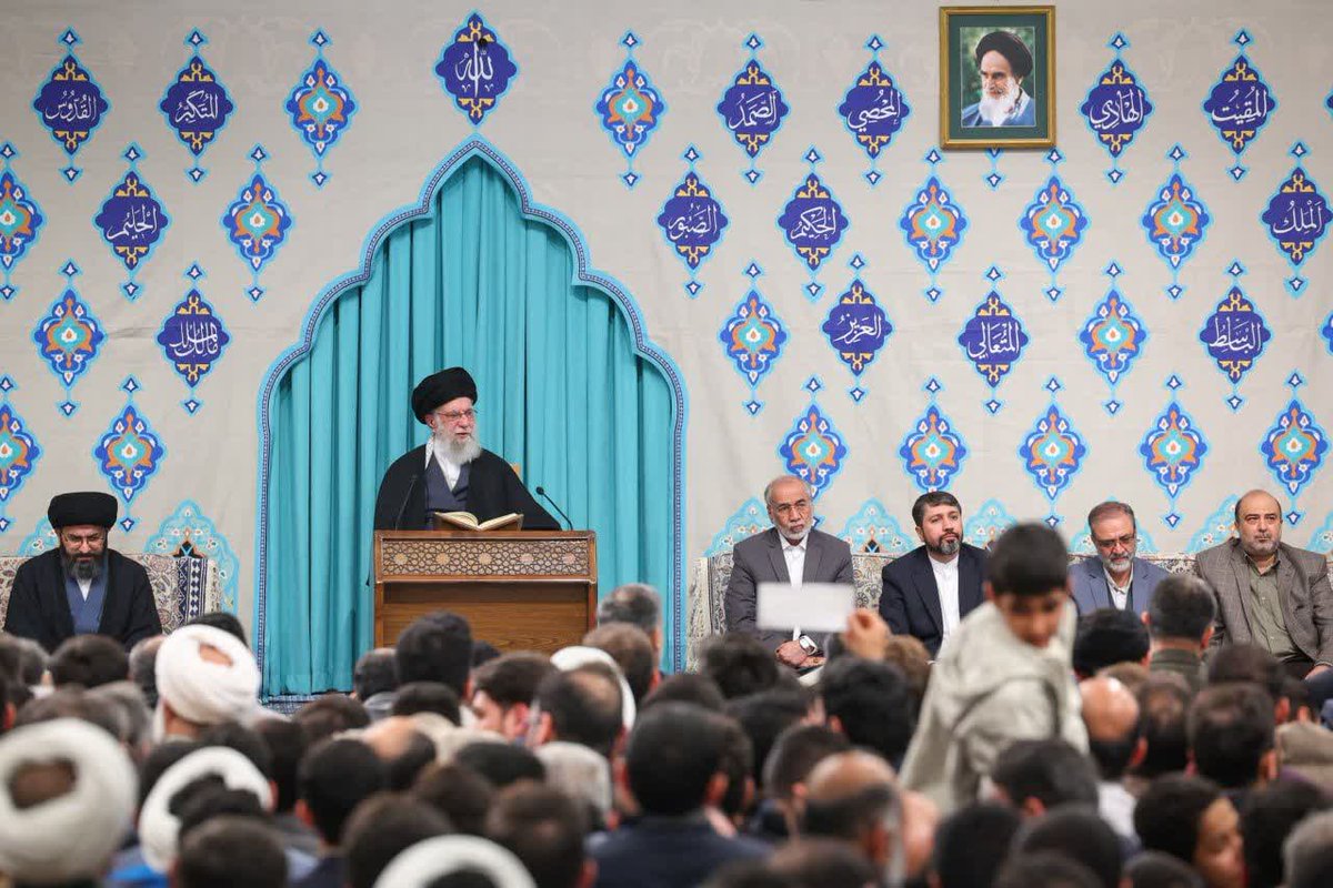_meysam_'s tweet photo. اليوم/ محفل الأنس بـ«القرآن الكريم» بحضور الإمام الخامنئي في حسينية الإمام الخميني (قده) https://t.co/AHitrrWQ2V