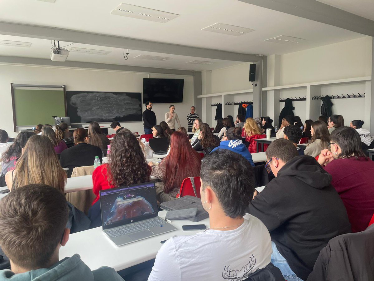 Gracias Tomás, Jesús e Issa <a href="/RiojaAcoge/">Rioja Acoge</a> por venir a contar al estudiantado de Trabajo Social y Derecho el proyecto que estáis realizando y por contar con su participación. La voz de la juventud es esencial para cambiar a comunidades más inclusivas ¡Muchas gracias!