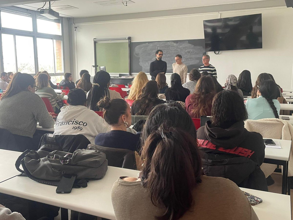 unescoUR's tweet photo. Gracias Tomás, Jesús e Issa @RiojaAcoge por venir a contar al estudiantado de Trabajo Social y Derecho el proyecto que estáis realizando y por contar con su participación. La voz de la juventud es esencial para cambiar a comunidades más inclusivas ¡Muchas gracias! https://t.co/sKaMiRrjCL