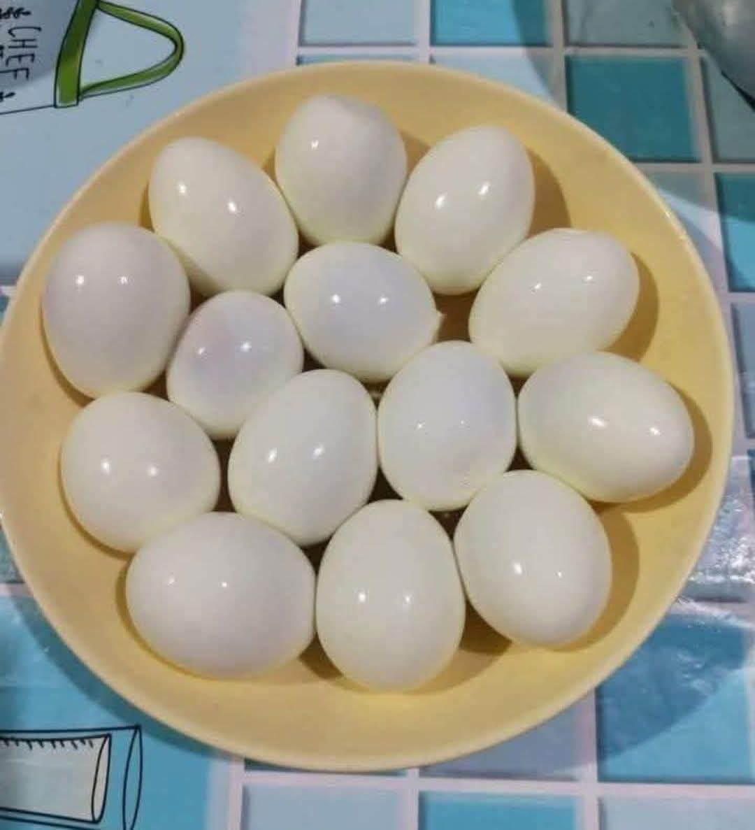 كم بيضه موجودة في الصحن؟