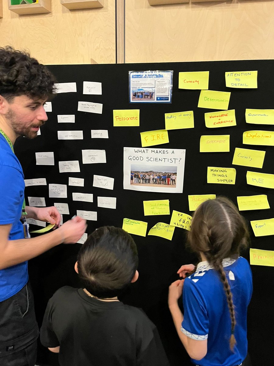 ezc_group's tweet image. Last weekend, members of the EZC group💙 were at #Dundee Science Festival, chatting to visitors all about #fluorescence and what makes a good scientist! 😍😍 Kudos to the team.👏 (@EmilyHan0, Stavros, André, @kaitlincwagner, and Máire) @StAndrewsChem @StAndrewsOsc