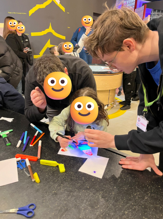 ezc_group's tweet image. Last weekend, members of the EZC group💙 were at #Dundee Science Festival, chatting to visitors all about #fluorescence and what makes a good scientist! 😍😍 Kudos to the team.👏 (@EmilyHan0, Stavros, André, @kaitlincwagner, and Máire) @StAndrewsChem @StAndrewsOsc