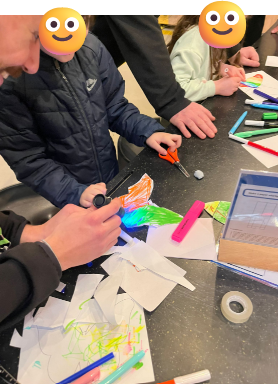 ezc_group's tweet image. Last weekend, members of the EZC group💙 were at #Dundee Science Festival, chatting to visitors all about #fluorescence and what makes a good scientist! 😍😍 Kudos to the team.👏 (@EmilyHan0, Stavros, André, @kaitlincwagner, and Máire) @StAndrewsChem @StAndrewsOsc