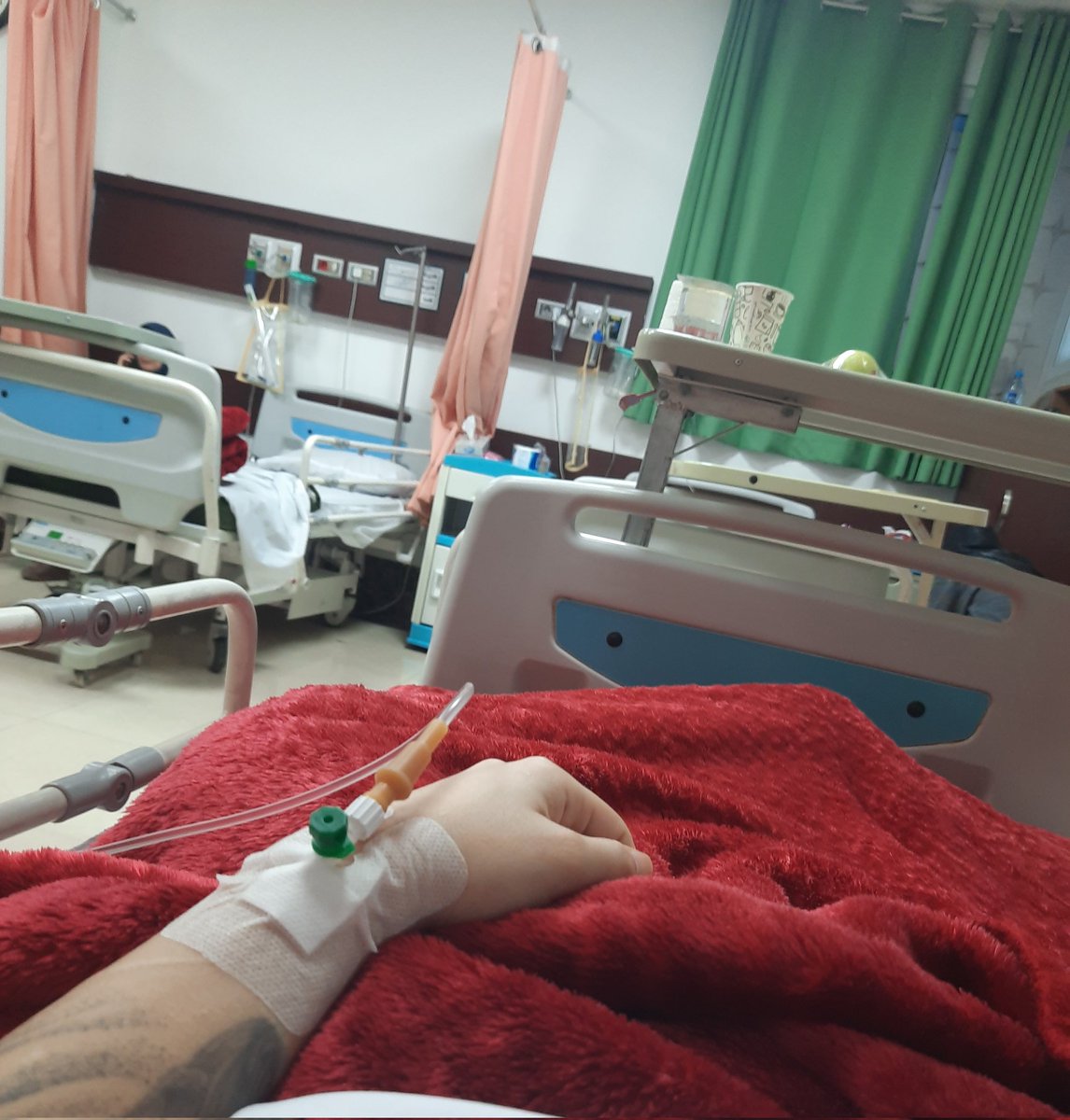 salinjaa's tweet photo. یعنی من انقد شانسم تخمیه که تو بیمارستان تو خراب ترین حالمم باید یه آخوند به کون خایه مال جاعش  پیدا شه بره اعصابم
چرا نمیمیریییین 🤦‍♀️🤦‍♀️🤦‍♀️ https://t.co/rUEezS2hNB