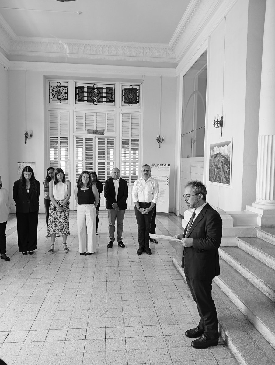⚫️ #Hommage 
Ce jeudi 19 février, les agents de la préfecture ont observé une minute de silence en mémoire de Sophie FLEURQUIN médecin du SAMU et de l'adjudant Maxime PILLITIERI sapeur-pompier professionnel, décédés le 11 février dernier lors d'une mission d'entraînement.