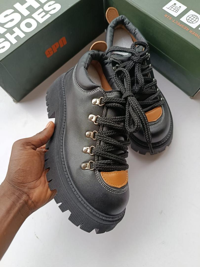 ChockBenny's tweet image. Just Landed
Available now in store in two perfect colors white and black

As usual, available in different sizes 40 41 42 43 44 45 and 46

PRICE: 65,000NGN
#PerthTanapon #fypviraltwitter #buyquality #wearquality #fypシviral
