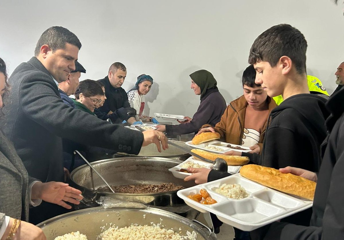 skbld's tweet photo. Ramazan ayının ilk gününde, iftarımızı aşevimizde kıymetli hemşehrilerimizle birlikte açtık.

Aynı sofrada ekmeğimizi bölüştük, gönüllerimizi birleştirdik. Paylaşmanın, dayanışmanın ve kardeşliğin bereketini hep birlikte yaşadık. https://t.co/H9MXS0vYcD