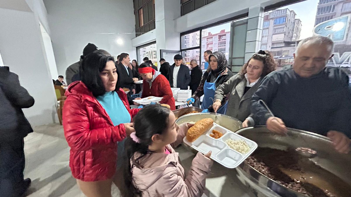 skbld's tweet photo. Ramazan ayının ilk gününde, iftarımızı aşevimizde kıymetli hemşehrilerimizle birlikte açtık.

Aynı sofrada ekmeğimizi bölüştük, gönüllerimizi birleştirdik. Paylaşmanın, dayanışmanın ve kardeşliğin bereketini hep birlikte yaşadık. https://t.co/H9MXS0vYcD