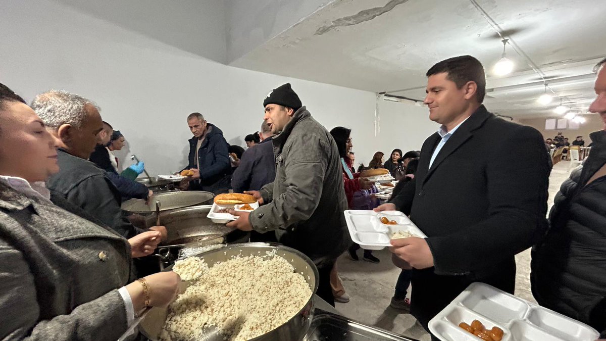 skbld's tweet photo. Ramazan ayının ilk gününde, iftarımızı aşevimizde kıymetli hemşehrilerimizle birlikte açtık.

Aynı sofrada ekmeğimizi bölüştük, gönüllerimizi birleştirdik. Paylaşmanın, dayanışmanın ve kardeşliğin bereketini hep birlikte yaşadık. https://t.co/H9MXS0vYcD
