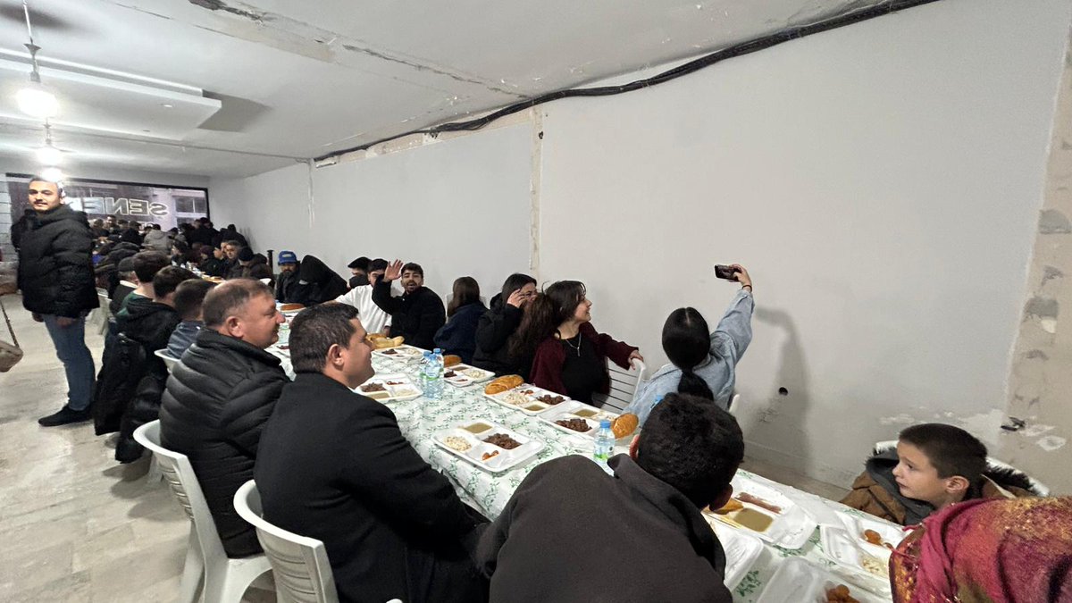 skbld's tweet photo. Ramazan ayının ilk gününde, iftarımızı aşevimizde kıymetli hemşehrilerimizle birlikte açtık.

Aynı sofrada ekmeğimizi bölüştük, gönüllerimizi birleştirdik. Paylaşmanın, dayanışmanın ve kardeşliğin bereketini hep birlikte yaşadık. https://t.co/H9MXS0vYcD