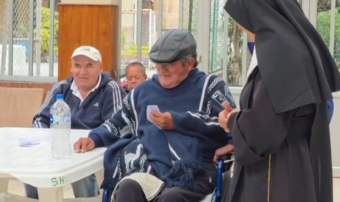 LaSuprema961's tweet photo. #ATENCIÓN Los programas sociales, como los comedores municipales y la atención al adulto mayor, se verían  afectados si se aprueba la reforma al COOTAD. 👇 
Sebastián Calderón, director del CCPD, advierte que la reducción de recursos impactaría directamente en los servicios. https://t.co/b3FPjZswu6