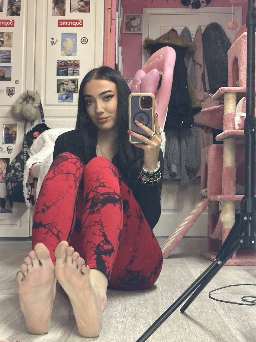 jessietyron's tweet photo. Bow to my feet https://t.co/PW4x3M3S5u