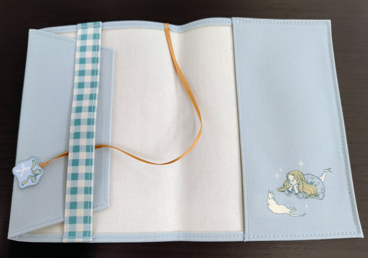 【新着情報】
＃学研ステイフル から #くらはしれい さんのブックカバーが入荷しました。
表だけでなく、裏も中までもかわいい！