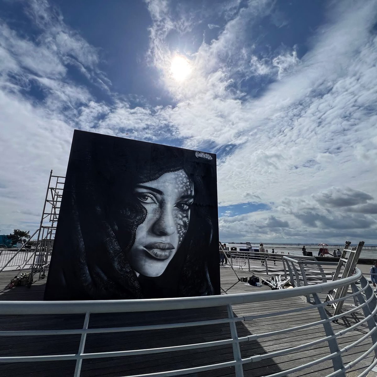 KatoArt2's tweet image. Mural realizado en agosto en Southend on Sea 🇬🇧 para el @southendcityjamofficial.

He querido representar una imagen muy importante en la cultura andaluza: las mujeres vestidas de mantilla, símbolo de luto y devoción en la Semana Santa.

#graffiti #mural #semanasanta #sevilla