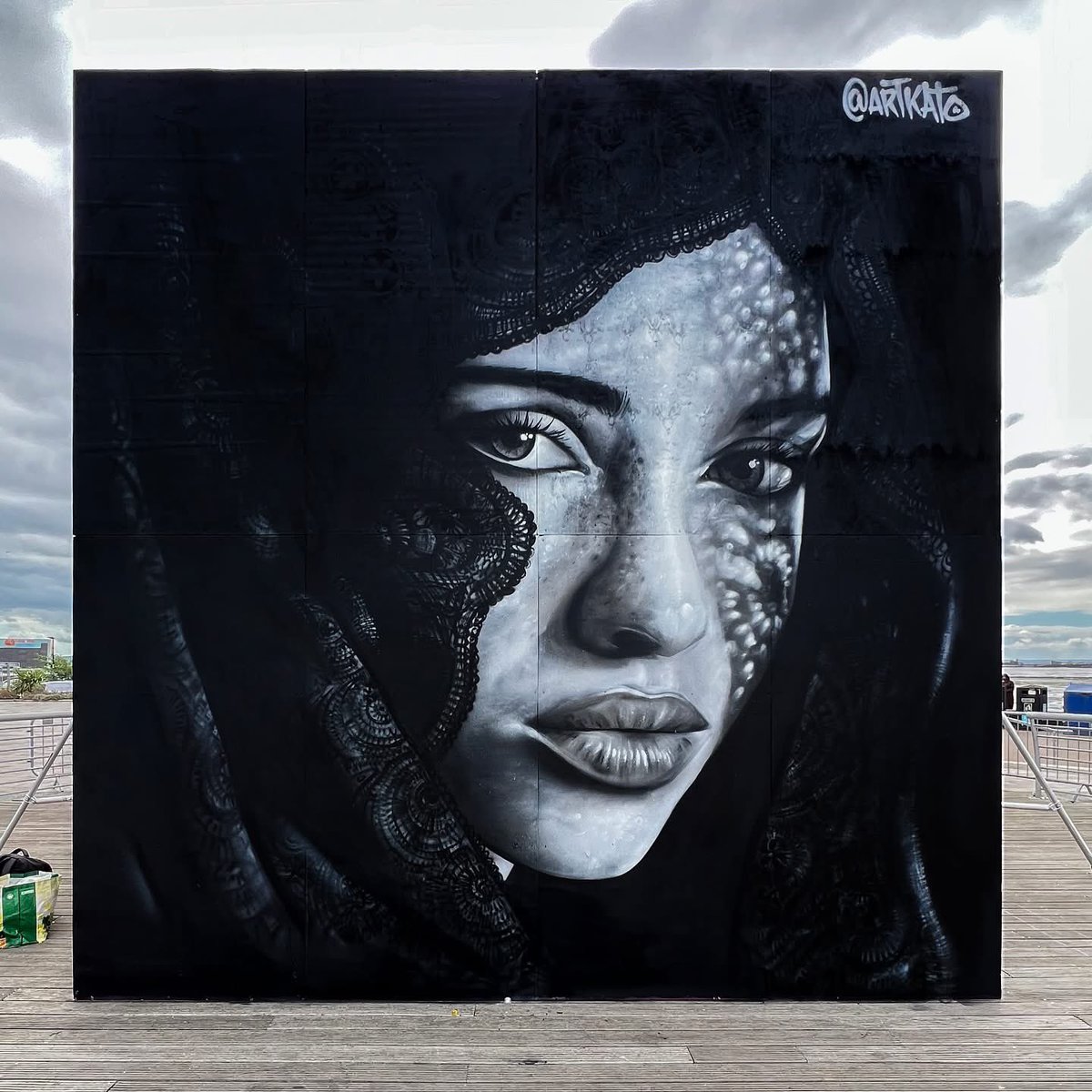 KatoArt2's tweet image. Mural realizado en agosto en Southend on Sea 🇬🇧 para el @southendcityjamofficial.

He querido representar una imagen muy importante en la cultura andaluza: las mujeres vestidas de mantilla, símbolo de luto y devoción en la Semana Santa.

#graffiti #mural #semanasanta #sevilla