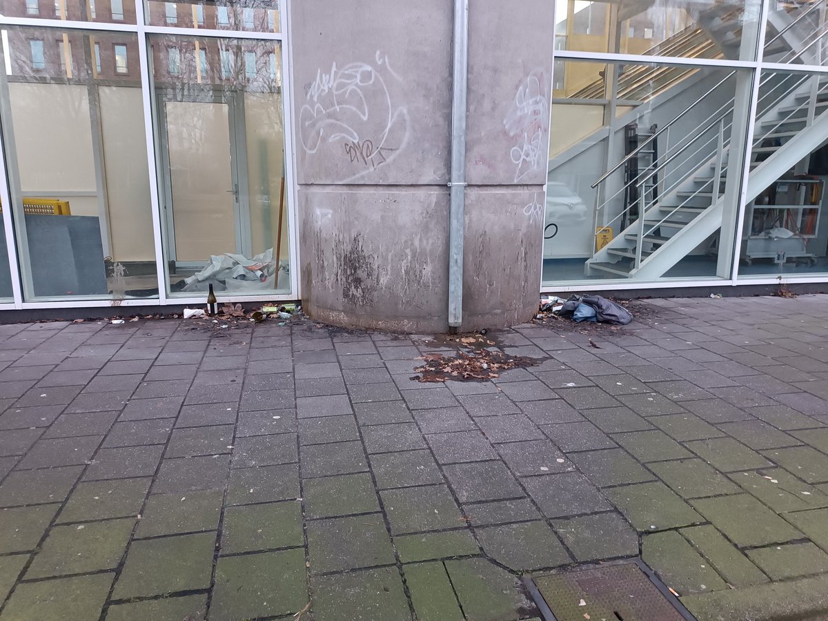 boesda's tweet photo. Zijn jullie lui of kan het jullie gewoon niets schelen? @AmsterdamNL @GVB_klanten https://t.co/Ss8sFrmSn5