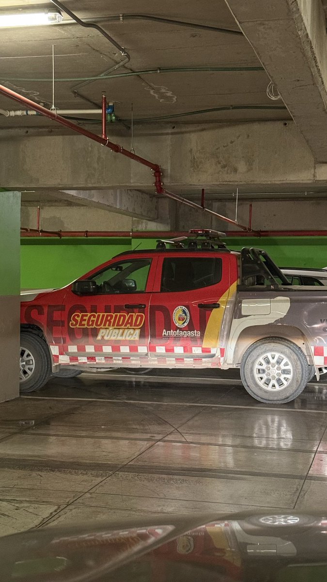 edu_ber's tweet photo. @AntofagastaMuni no se supone que tiene que andar en la calle ? Y no escondida en el -1 del estacionamiento del mall sector Norte ? #antofagasta https://t.co/TQ2kaxS6x2