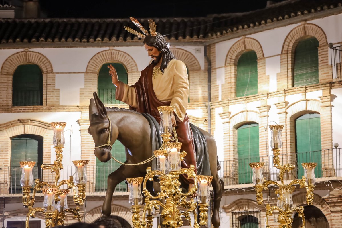 𝗩𝗜́𝗔 ✝️ 𝗖𝗥𝗨𝗖𝗜𝗦

En la tarde del Miércoles de Ceniza vivimos un día histórico para nuestra corporación. Ayer se iniciaba la tan esperada Cuaresma con el Vía Crucis Oficial de la Agrupación de Cofradías, presidido por Nuestro Padre Jesús de la Salud.