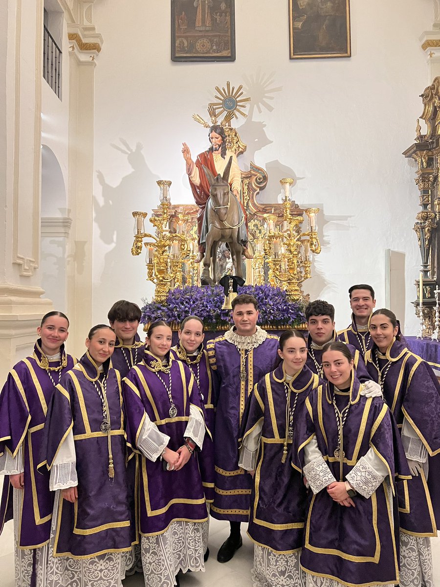 Con letras de oro ha quedado grabado este día en la retina de todos los cofrades de Archidona, que juntos hicimos de la Plaza Ochavada un auténtico templo. En su histórico recinto se llevó a cabo el rezo del Santo Vía Crucis, en un ambiente de profundo recogimiento y oración.