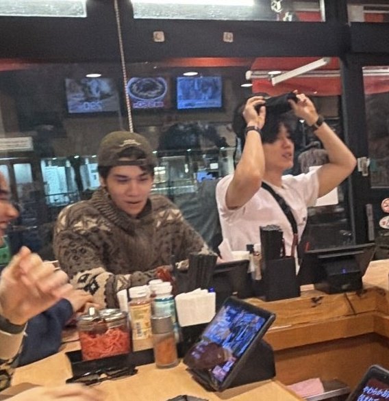 needsunmoon's tweet image. — #DunkNew 🌻🐻‍❄️

Q: Who spoils Newwiee the most? 
A: Dunk.

Yeah, i can totally see that. They glued to each other most of the time whenever they work together 🥺🤏