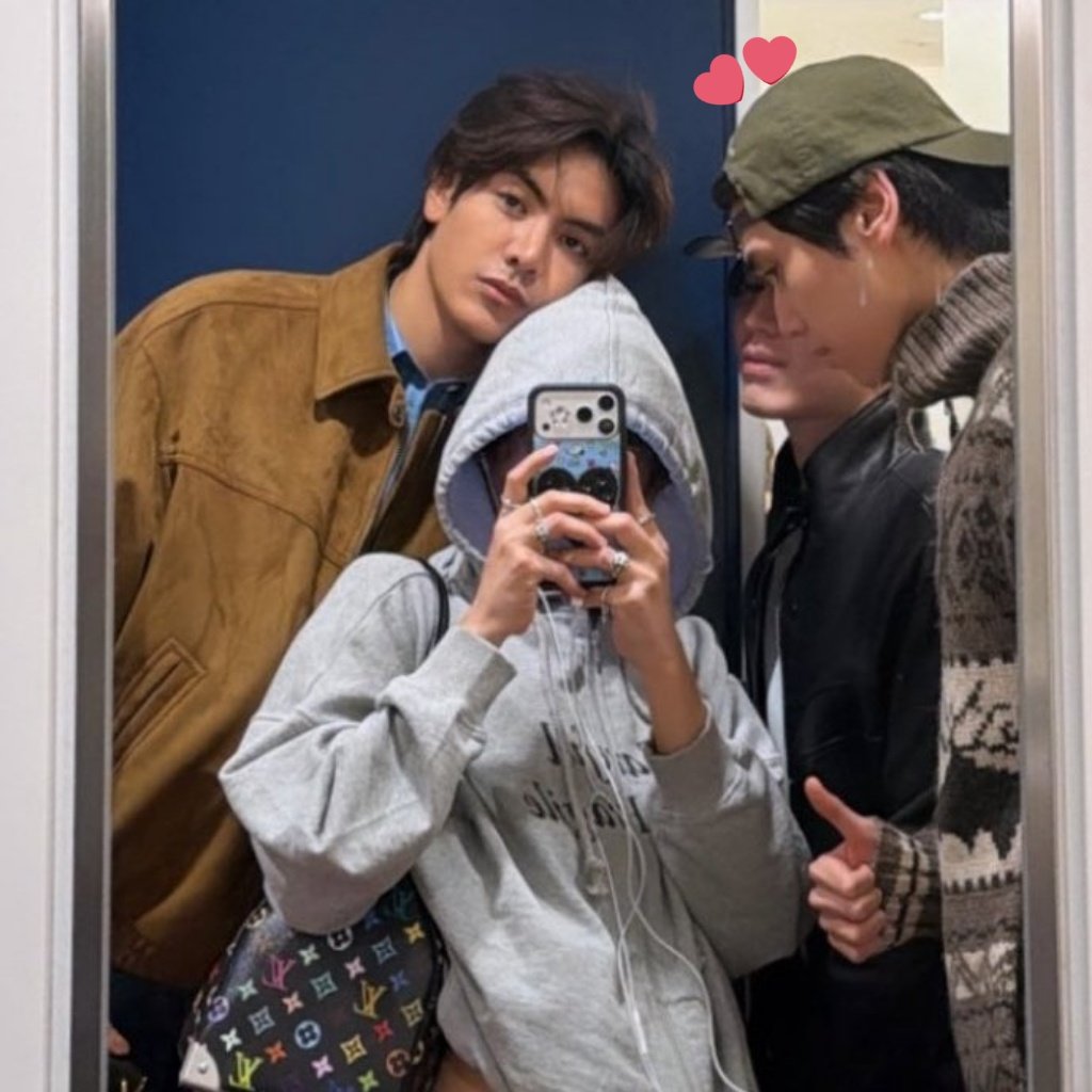 needsunmoon's tweet image. — #DunkNew 🌻🐻‍❄️

Q: Who spoils Newwiee the most? 
A: Dunk.

Yeah, i can totally see that. They glued to each other most of the time whenever they work together 🥺🤏