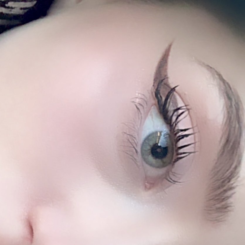 lidialn_'s tweet photo. llevo unas veces que he probado a hacerme el eyeliner marrón 🤎 la verdad nunca me habían gustado los de rotulador pero al final es lo más rápido y me empieza a gustar :) justo este es de #MAQUEEN y lo puedes encontrar en #Yesstyle en otros colores #YesStylereview @mqny_official https://t.co/rCtJM7PfWl