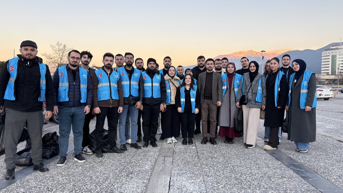 denizliakgenc's tweet photo. Ramazan ayının ilk gününde, Ak Gençlik Denizli olarak iftara beş kala hemşehrilerimizle bir araya geldik. 🌙

Paylaşmanın, dayanışmanın ve kardeşliğin bereketini birlikte yaşadığımız bu anlamlı vakitte gönüllere dokunmanın mutluluğunu yaşadık.

Ramazan ayı boyunca aynı inanç, aynı heyecan ve aynı kararlılıkla sahada olmaya devam edeceğiz. 🇹🇷