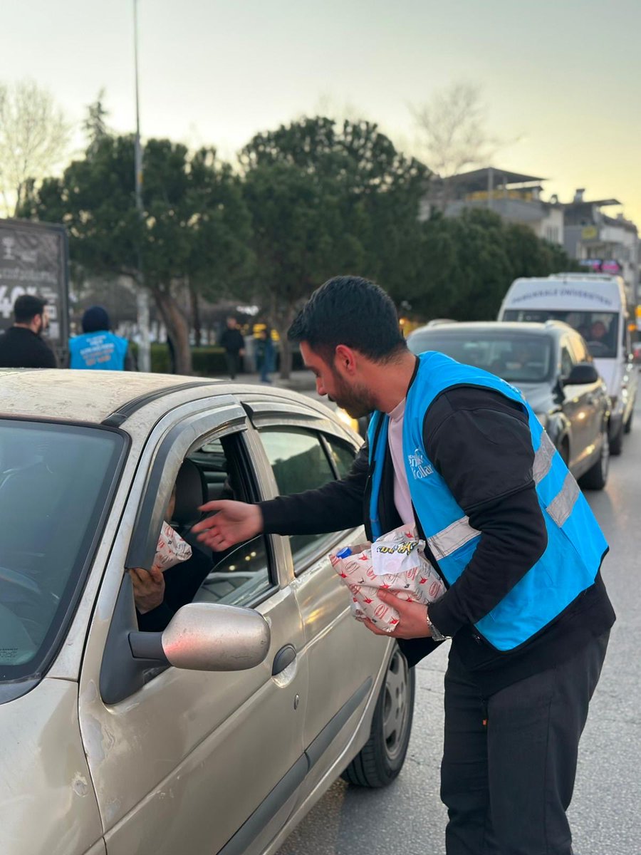 denizliakgenc's tweet photo. Ramazan ayının ilk gününde, Ak Gençlik Denizli olarak iftara beş kala hemşehrilerimizle bir araya geldik. 🌙

Paylaşmanın, dayanışmanın ve kardeşliğin bereketini birlikte yaşadığımız bu anlamlı vakitte gönüllere dokunmanın mutluluğunu yaşadık.

Ramazan ayı boyunca aynı inanç, aynı heyecan ve aynı kararlılıkla sahada olmaya devam edeceğiz. 🇹🇷