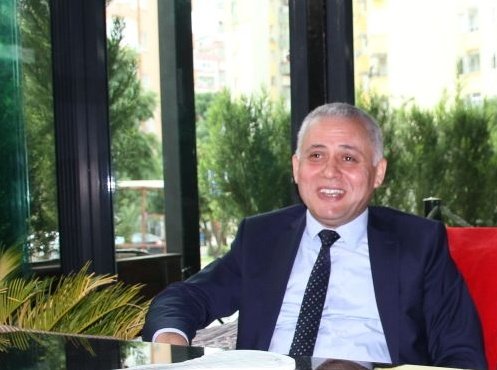 İnsanın karakteri,bedel ödemesi gereken anlarda verdiği kararda saklıdır.O bedeli peşin ödeyenlerin alnı açık,'tarafsızlık' konforuyla her kapıyı açanların ise ruhu kilitlidir.Mesele kapıların açılması değil,okapılardan içeri nasıl bir başdikliğiyle girdiğinizdir.
Hayırlı Cumalar