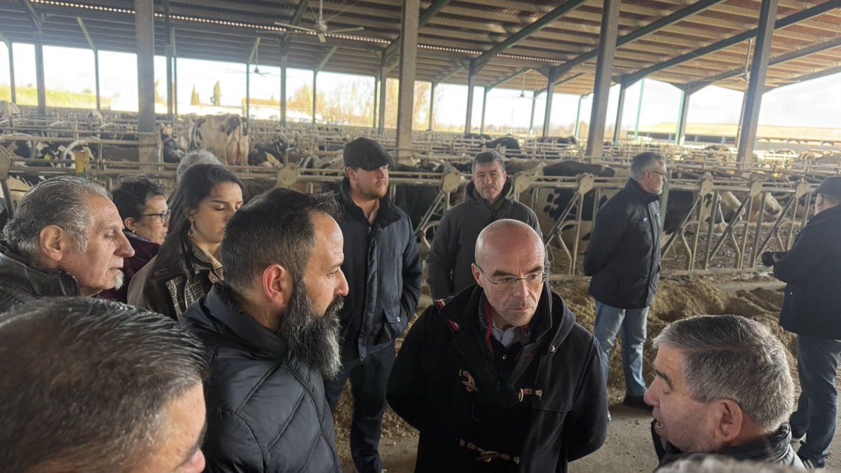 pcalvoliste's tweet photo. El campo se muere por la política del bipartidismo: A2030-Pacto Verde-Mercosur.
@vox_es cree en la soberanía alimentaria.
Gracias a los ganaderos de #Algadefe por mostrarnos el fruto de su sacrificio y a @Jorgebuxade por su visita junto a @suarez_arca y Laura Dorreis
@Vox_Leon https://t.co/dxNa3HompZ