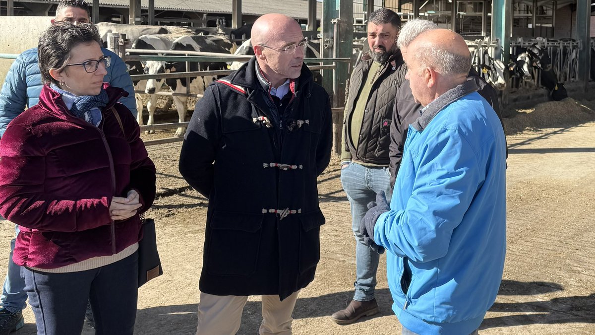 pcalvoliste's tweet photo. El campo se muere por la política del bipartidismo: A2030-Pacto Verde-Mercosur.
@vox_es cree en la soberanía alimentaria.
Gracias a los ganaderos de #Algadefe por mostrarnos el fruto de su sacrificio y a @Jorgebuxade por su visita junto a @suarez_arca y Laura Dorreis
@Vox_Leon https://t.co/dxNa3HompZ