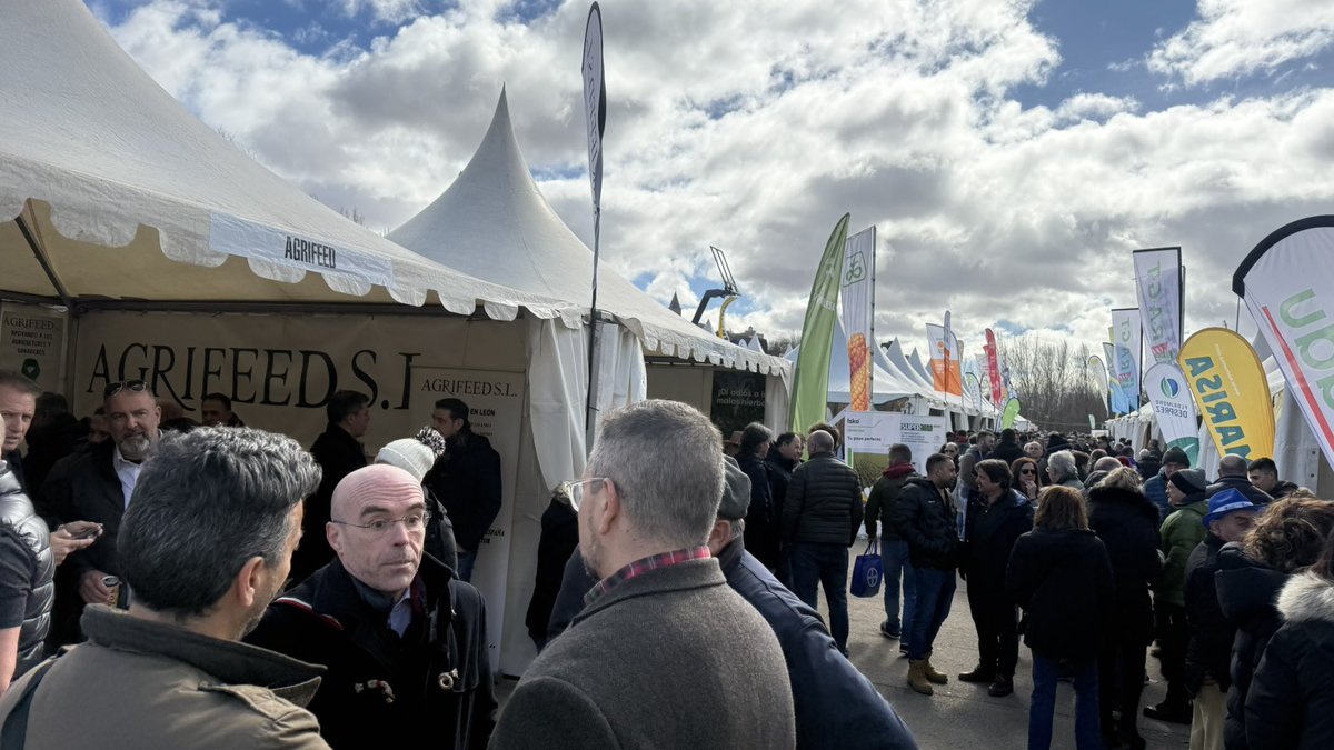 pcalvoliste's tweet photo. El campo se muere por la política del bipartidismo: A2030-Pacto Verde-Mercosur.
@vox_es cree en la soberanía alimentaria.
Gracias a los ganaderos de #Algadefe por mostrarnos el fruto de su sacrificio y a @Jorgebuxade por su visita junto a @suarez_arca y Laura Dorreis
@Vox_Leon https://t.co/dxNa3HompZ
