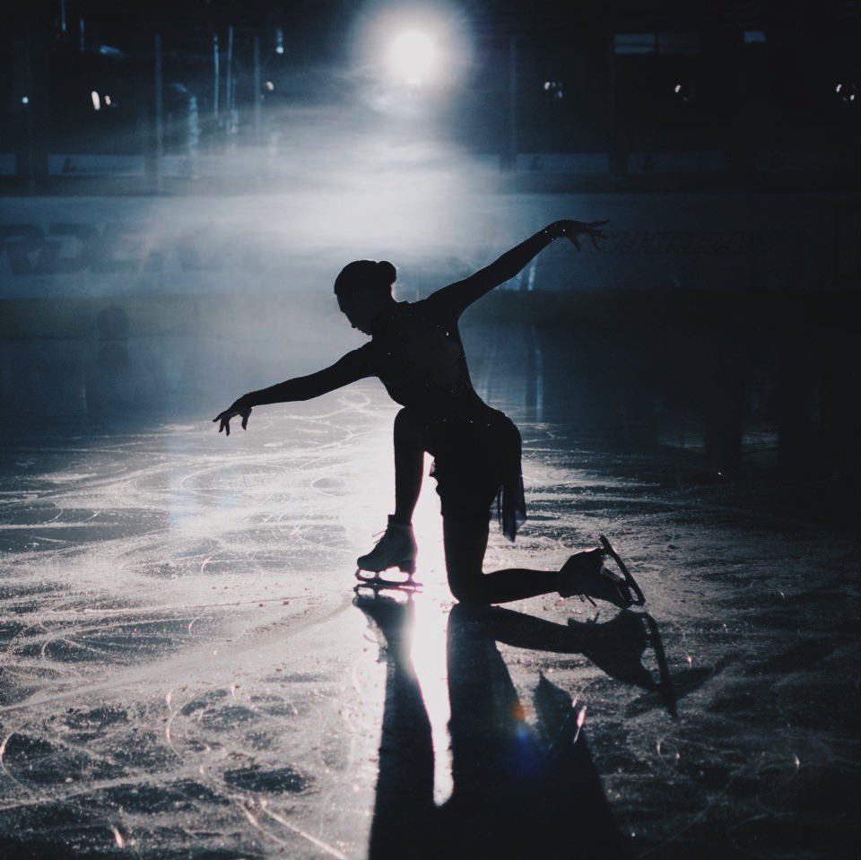 themage353's tweet photo. ~⛸️❄️ Frozen Hearts ❄️🏒~
#mileventwt 

Onde a dupla de patinação da Ellena se machuca perto da competição mais importante da vida dela, e a única solução é uma proposta maluca da sua treinadora que envolve o cara mais egocêntrico da faculdade, https://t.co/vOxEvK3DH8