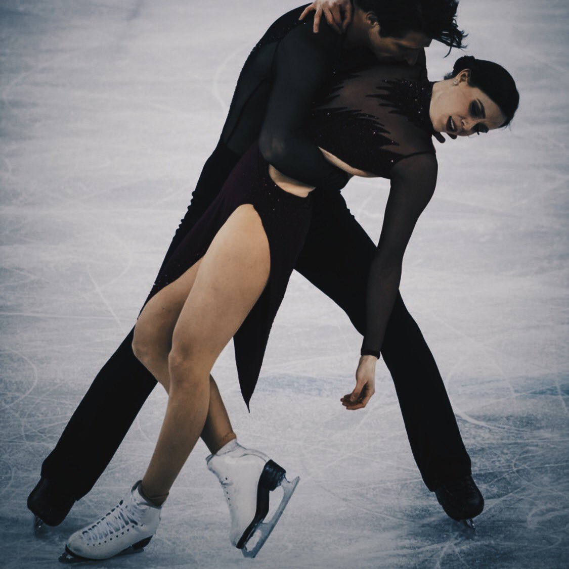 themage353's tweet photo. ~⛸️❄️ Frozen Hearts ❄️🏒~
#mileventwt 

Onde a dupla de patinação da Ellena se machuca perto da competição mais importante da vida dela, e a única solução é uma proposta maluca da sua treinadora que envolve o cara mais egocêntrico da faculdade, https://t.co/vOxEvK3DH8