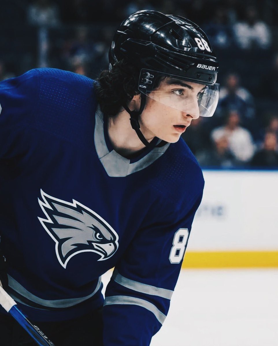 themage353's tweet photo. ~⛸️❄️ Frozen Hearts ❄️🏒~
#mileventwt 

Onde a dupla de patinação da Ellena se machuca perto da competição mais importante da vida dela, e a única solução é uma proposta maluca da sua treinadora que envolve o cara mais egocêntrico da faculdade, https://t.co/vOxEvK3DH8