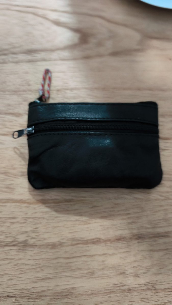 Encontrada cerca del museo marítimo 
Porfavor RT y si es de alguien que me escriba al privado y me diga lo que hay dentro.