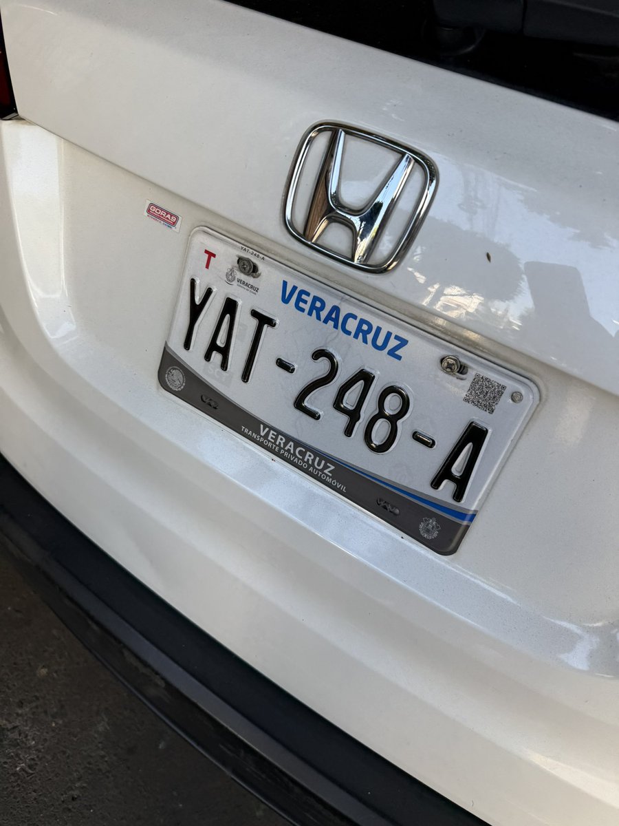 KRIKR0's tweet photo. @SSC_CDMX deberían de mandar una patrulla de tránsito para esta persona que no sabe estacionar. @OVIALCDMX 

En calle Elena Arizmendi #22 Col. del Valle Nte, alcaldía Benito Juárez.

#transito #cdmx #AlcaldiaBJ https://t.co/V5mCDI6RT8