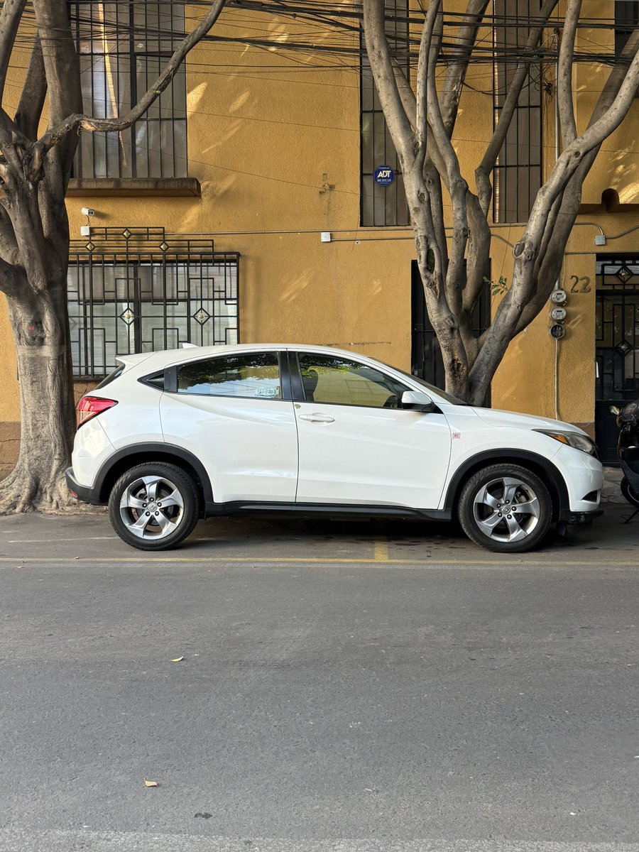 KRIKR0's tweet photo. @SSC_CDMX deberían de mandar una patrulla de tránsito para esta persona que no sabe estacionar. @OVIALCDMX 

En calle Elena Arizmendi #22 Col. del Valle Nte, alcaldía Benito Juárez.

#transito #cdmx #AlcaldiaBJ https://t.co/V5mCDI6RT8